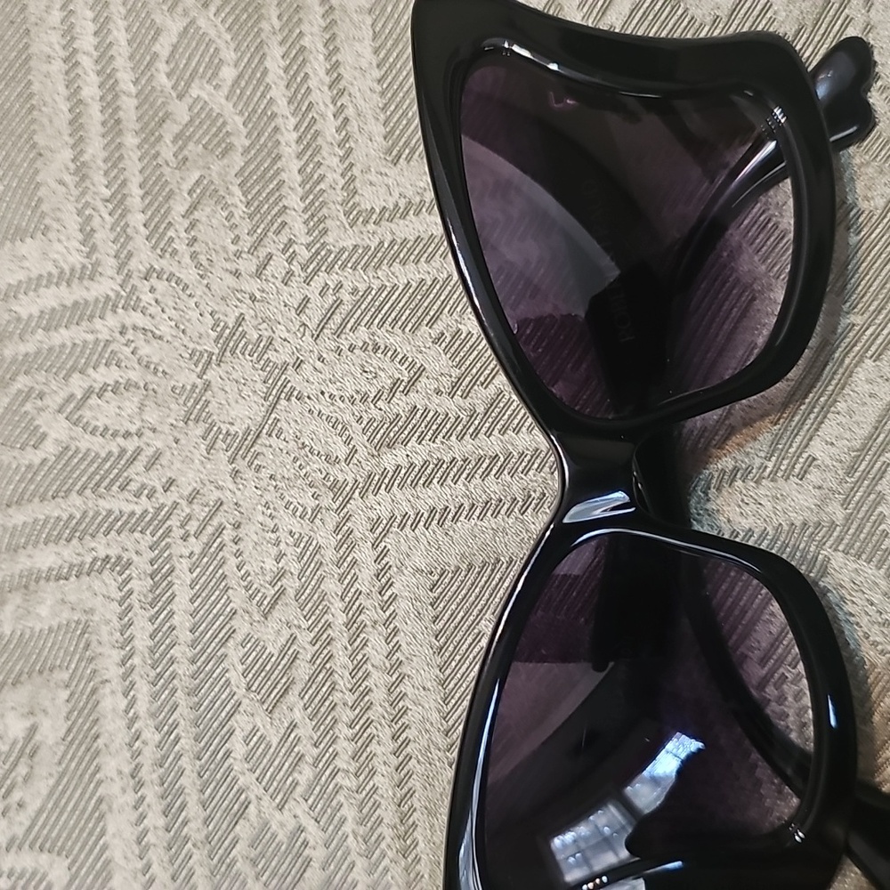 Roberi & Fraud Flye- Bella Stylish Black Sunglasses for Women - Picture 8 of 14